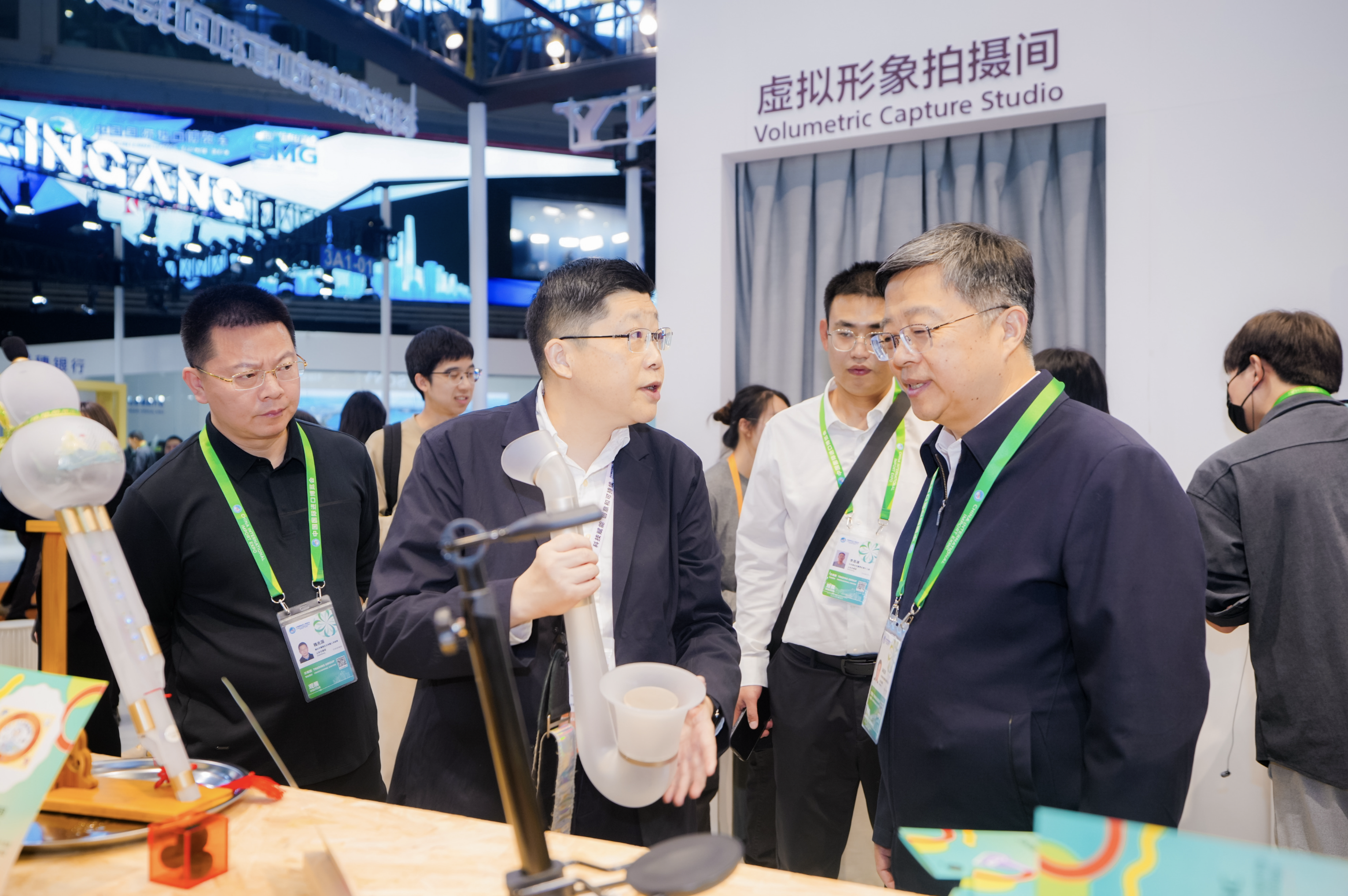 李飏在进博会上向来宾介绍索尼音乐国风乐器