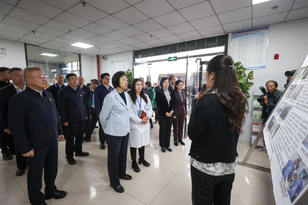 苏辉在赫章听取台盟开展健康领域组团式帮扶毕节有关基层卫生帮扶项目情况介绍