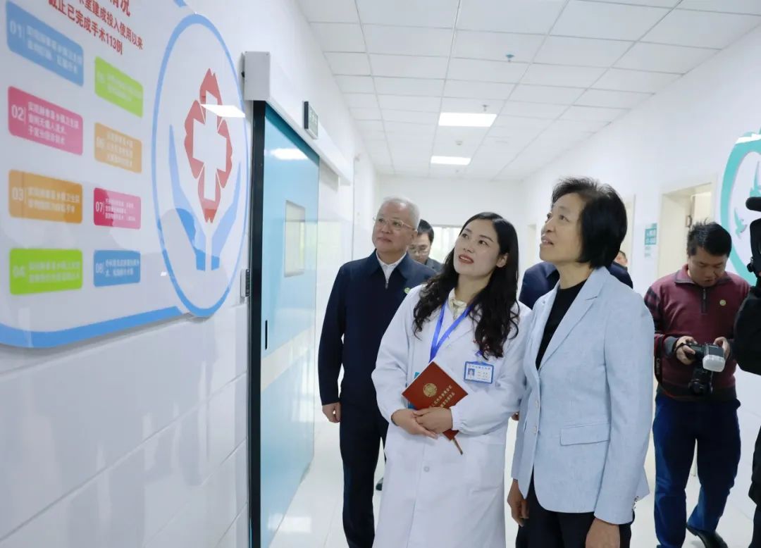 苏辉现场查看台盟帮扶平山镇卫生院手术室升级改造项目投入使用情况