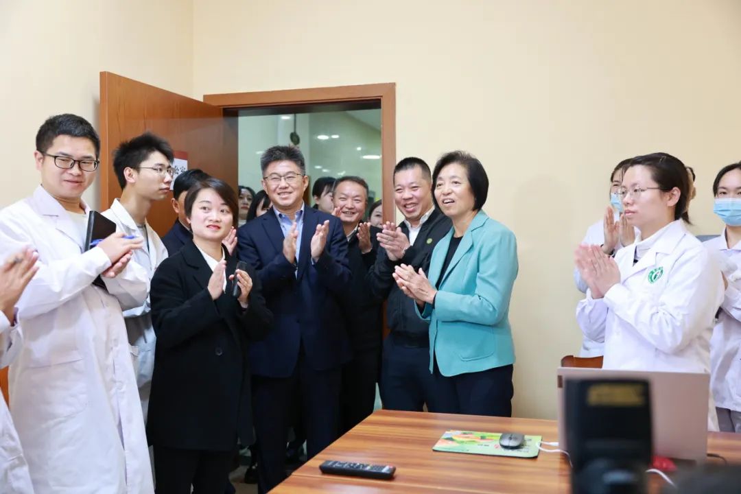 苏辉在毕节市中医院上海市名中医吴敏工作室,与正在对毕节病例开展线上远程会诊的台盟中央科教医药交流委员会主任吴敏线上交流