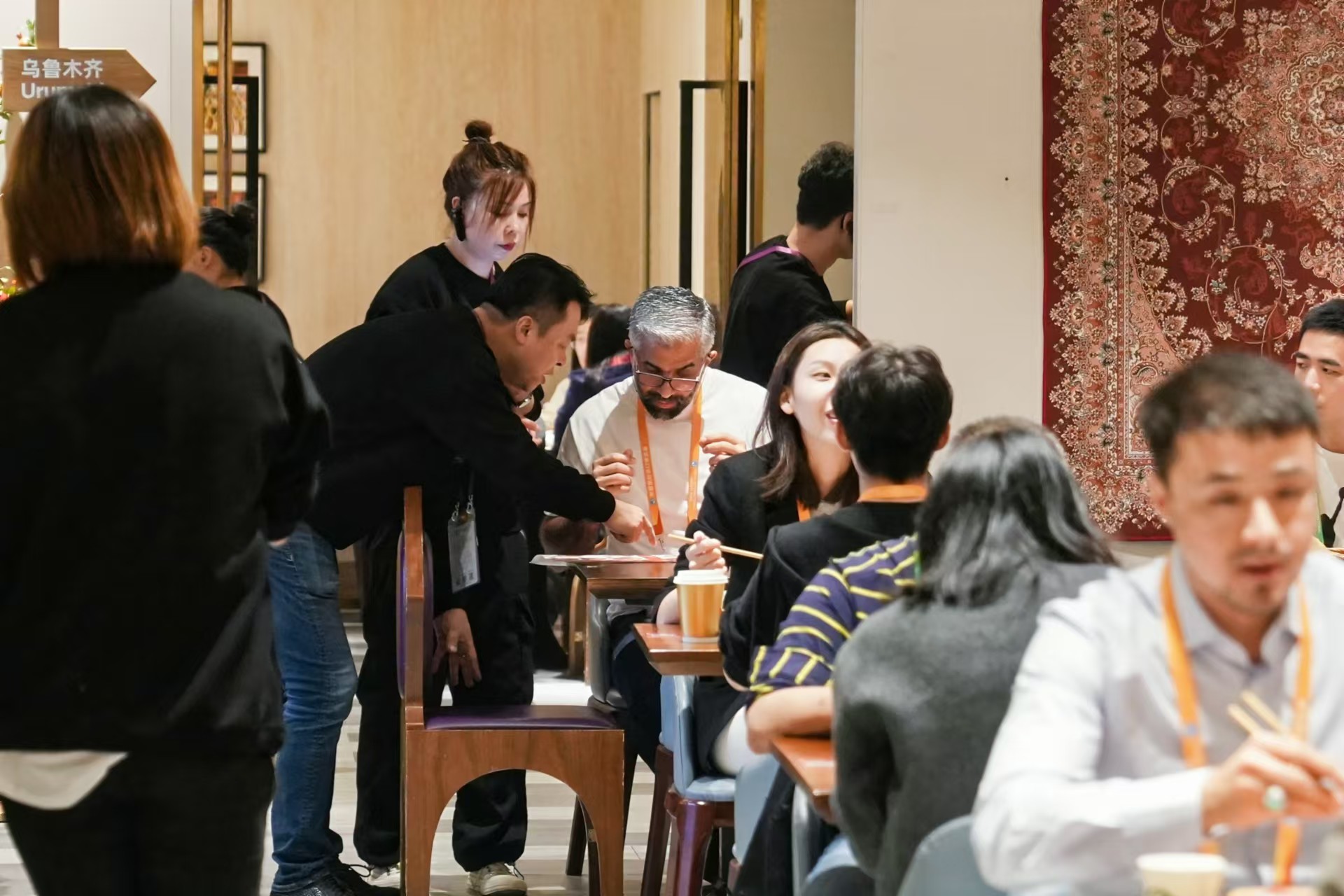 中外友人在耶里夏丽用餐