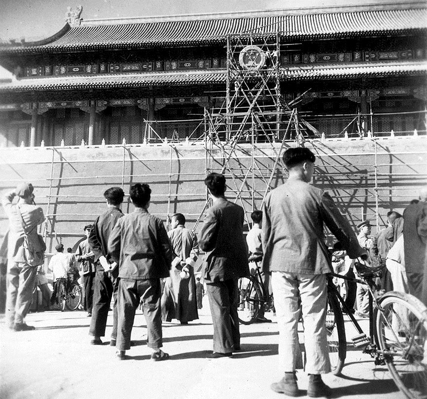 1950年9月28日,国庆节前夕,天安门城楼悬挂上第一枚木质国徽。2009年9月28日,百岁老人、开国大典时布置天安门城楼的总指挥张致祥转藏给本文作者一批照片,这是其中一张。