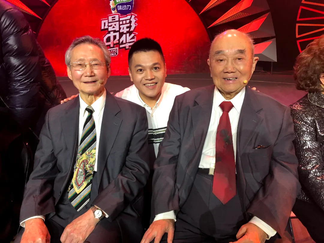 与童双春（左一）、李青（右一）合影‍‍‍