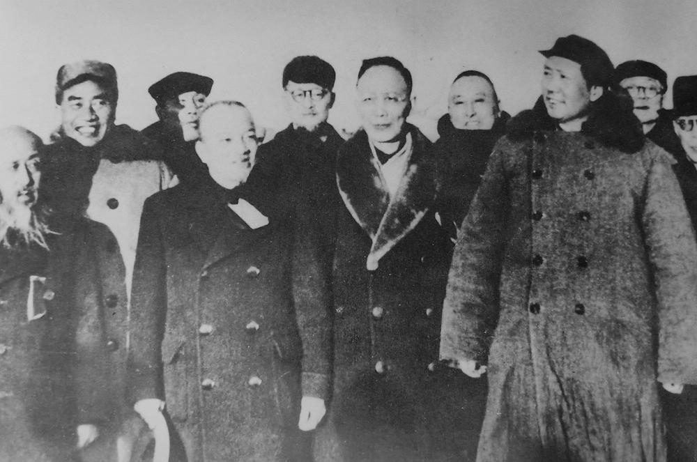 ▲1949年3月25日,毛泽东在西苑机场与各民主党派和无党派人士在一起。
