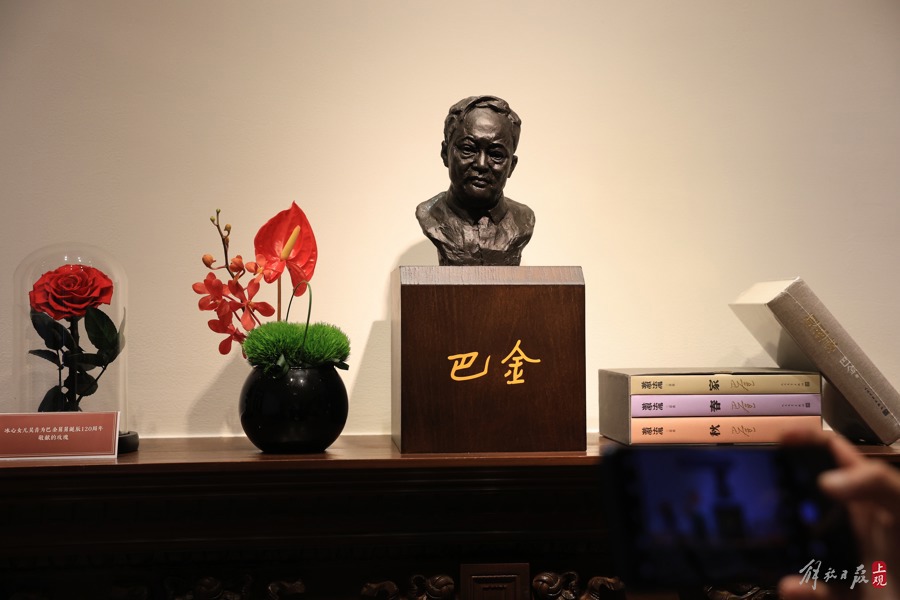 巴金先生,生日快乐!李茂君摄