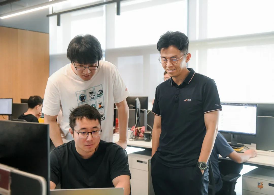 △张少霆（右一）与员工在工作中