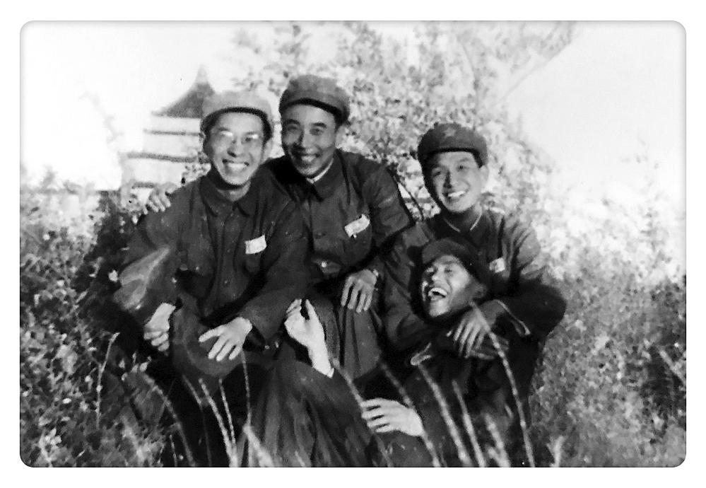 1949年,马龙章(左)与美械班部分教员