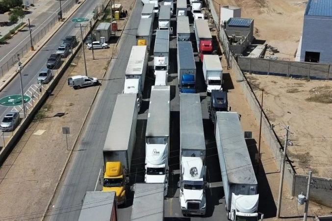 ▲自墨西哥准备入境美国的货运卡车(资料图)
