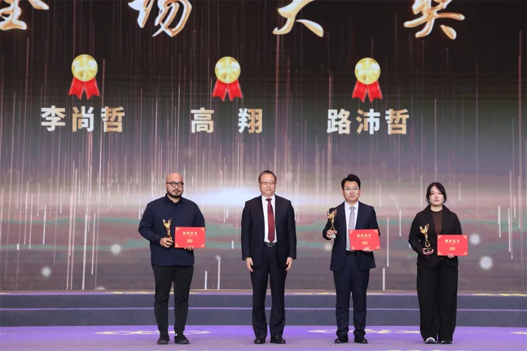 郑建邦为获得第九届华灿奖全场大奖的获奖者颁奖