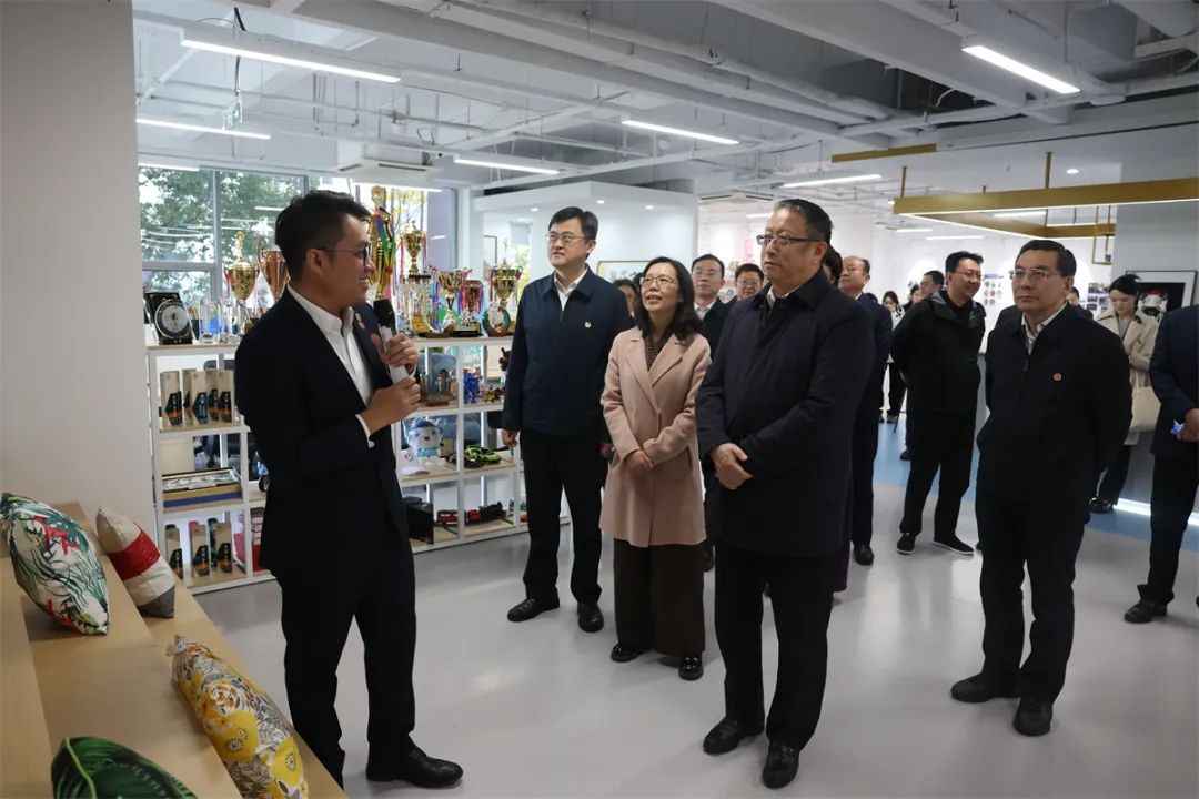 郑建邦一行考察无锡市台湾青年发展中心