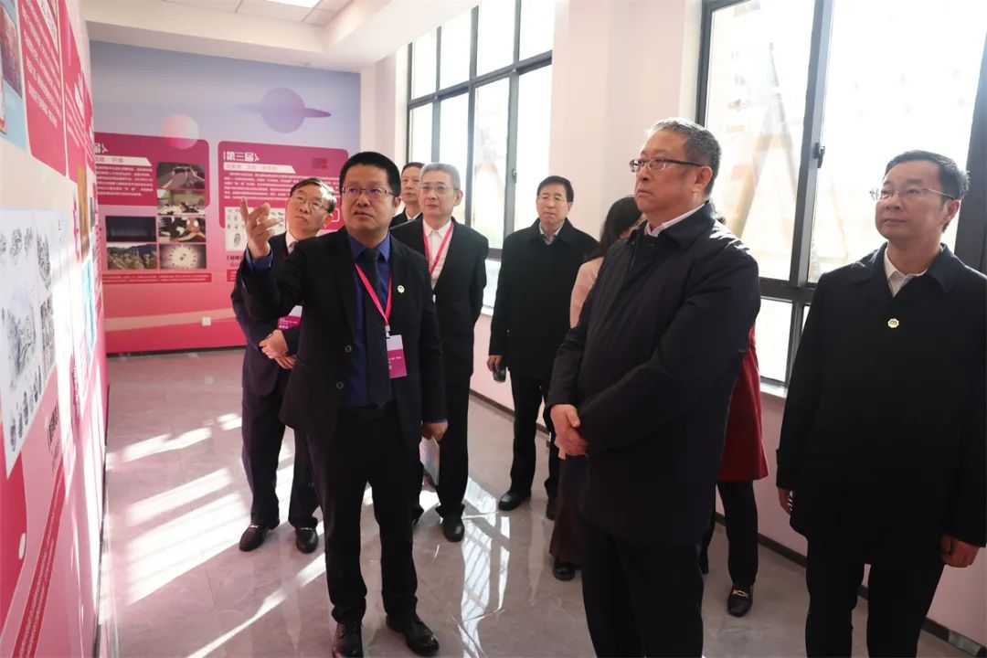 郑建邦一行参观华灿奖十周年成果展