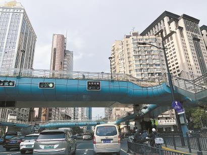 江苏路延安西路路口的右转控制信号灯显示“全黑”,表示右转车辆可以通行。 均 邬林桦 摄