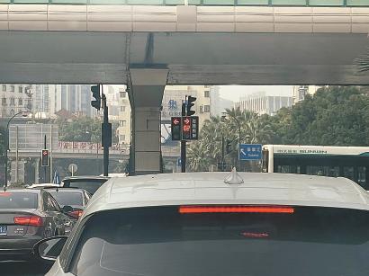 徐家汇路重庆南路路口,右转控制灯设置了红灯倒计时。记者 邬林桦