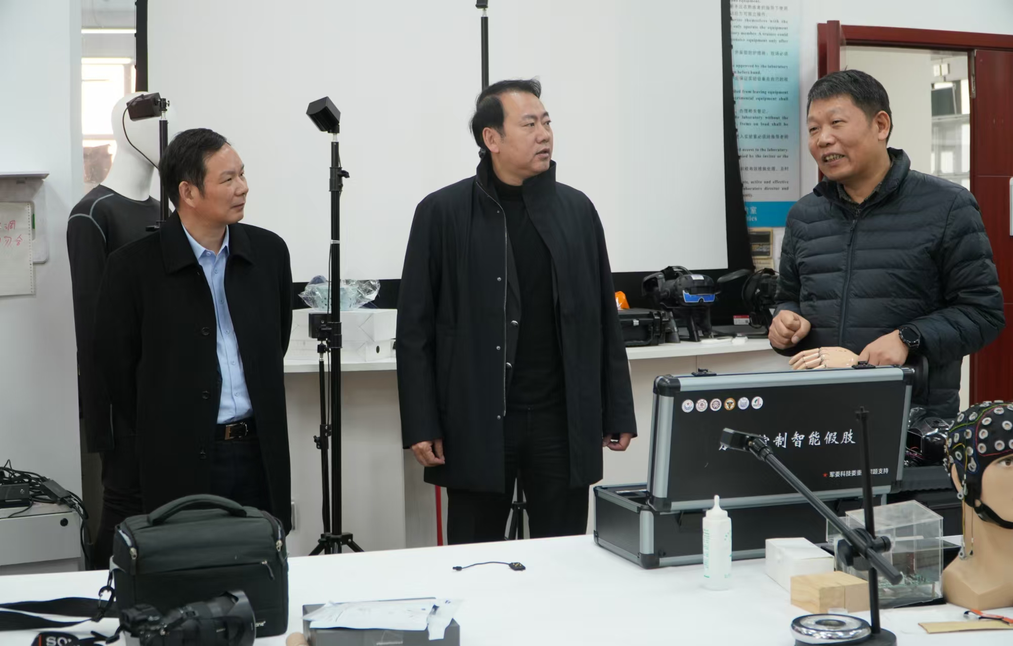 在朱向阳教授实验室调研