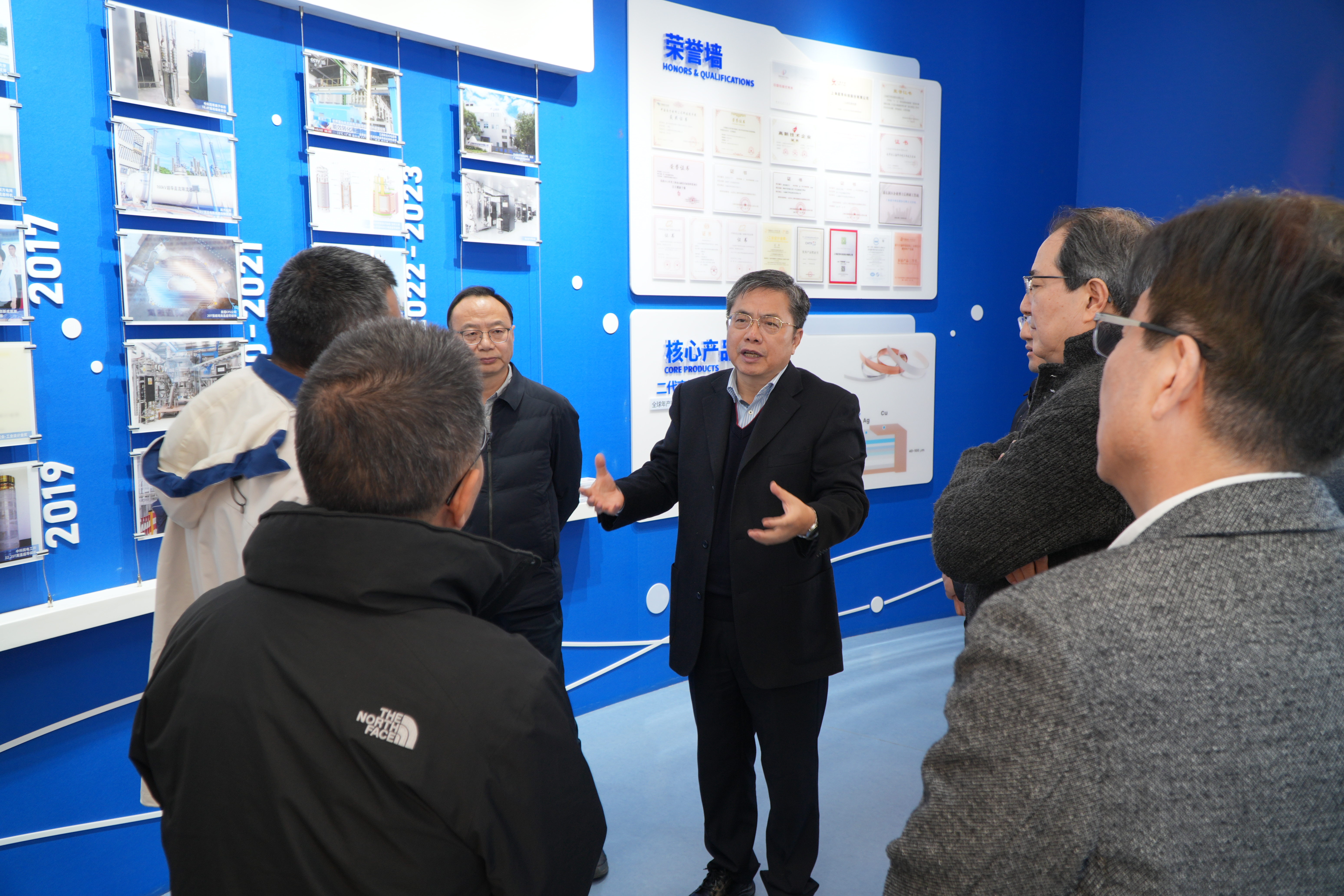 考察上海超导公司展厅
