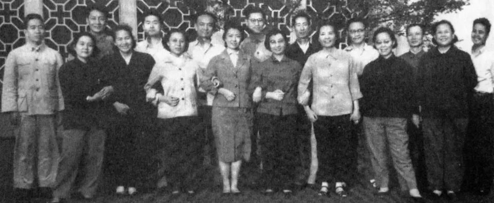 第一届“上海之春”音乐节上,鲁艺音乐系的老师和同学相聚在上海锦江饭店,前排右四为黄准