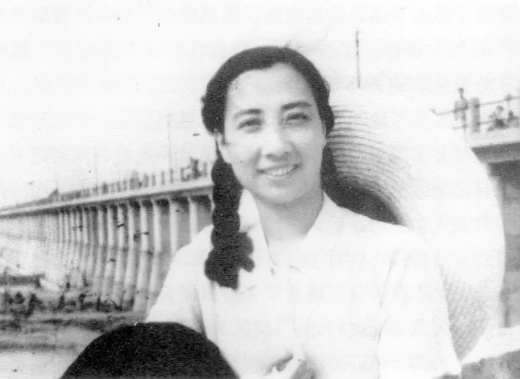 1953年,为拍摄《淮上人家》在淮河佛子岭大坝外景地