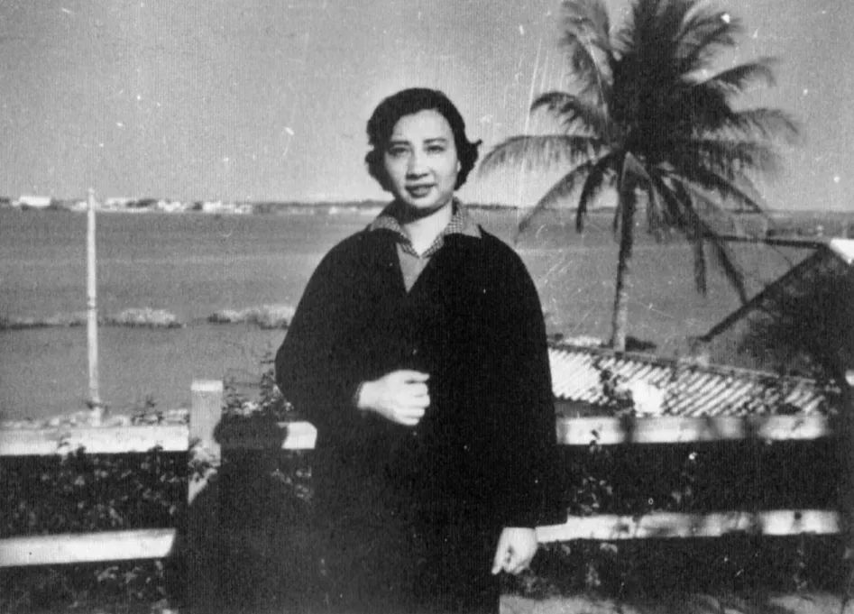 1959年,在海南岛《红色娘子军》外景地