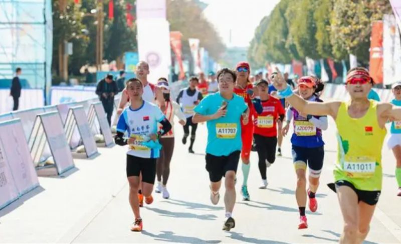 2023年12月31日举行的上合昆明马拉松比赛，昆明市市长刘佳晨（中间穿绿色服装者）参加了全马。