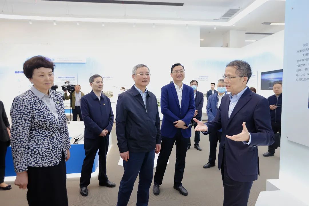 5月7日，由全国人大常委会副委员长、民进中央主席蔡达峰（前排中）带队的民进中央调研组，赴江苏开展“推动创新链人才链深度融合，促进制造业重点产业链优化升级”年度重点考察调研。