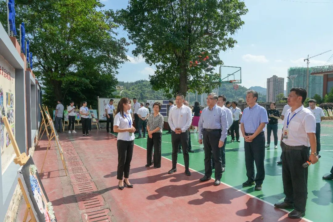 9月18日至20日，全国政协副主席、民进中央常务副主席朱永新（前排右三）在贵州省毕节市开展考察调研。