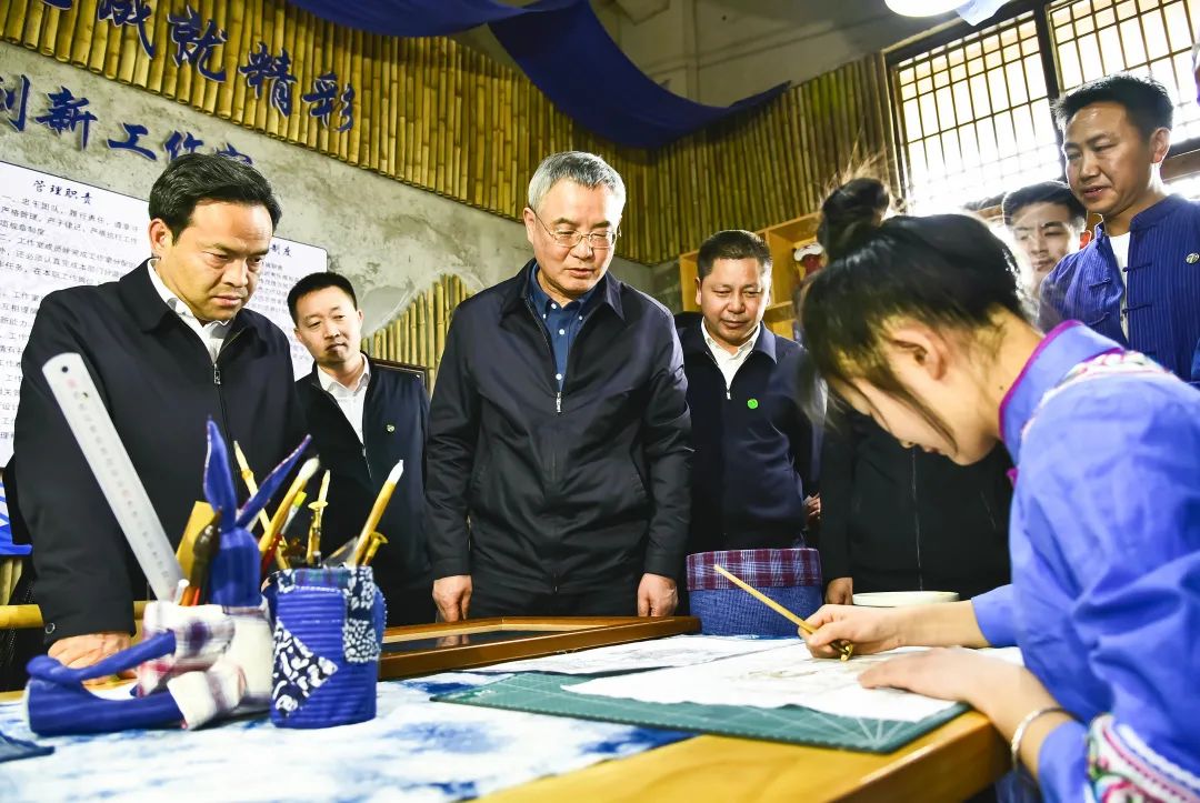 4月7日，全国人大常委会副委员长、民进中央主席蔡达峰（左三）在民进中央定点帮扶县——贵州省黔西南州安龙县开展定点帮扶调研。