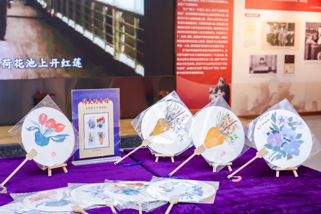 西安交通大学学生以宋庆龄绘画作品为主题制作的团扇扇面