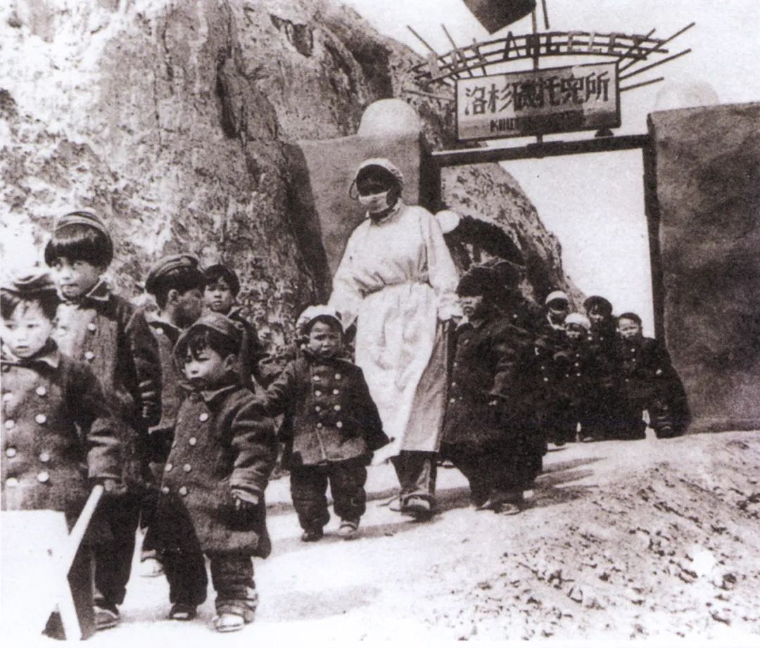 1942年，宋庆龄联络美国洛杉矶的友好人士和华侨募集资金和物资，在延安创办洛杉矶托儿所