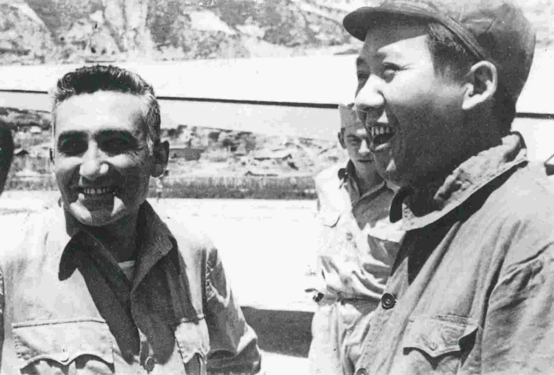 1944年，保卫中国同盟驻延安代表马海德与毛泽东在延安合影