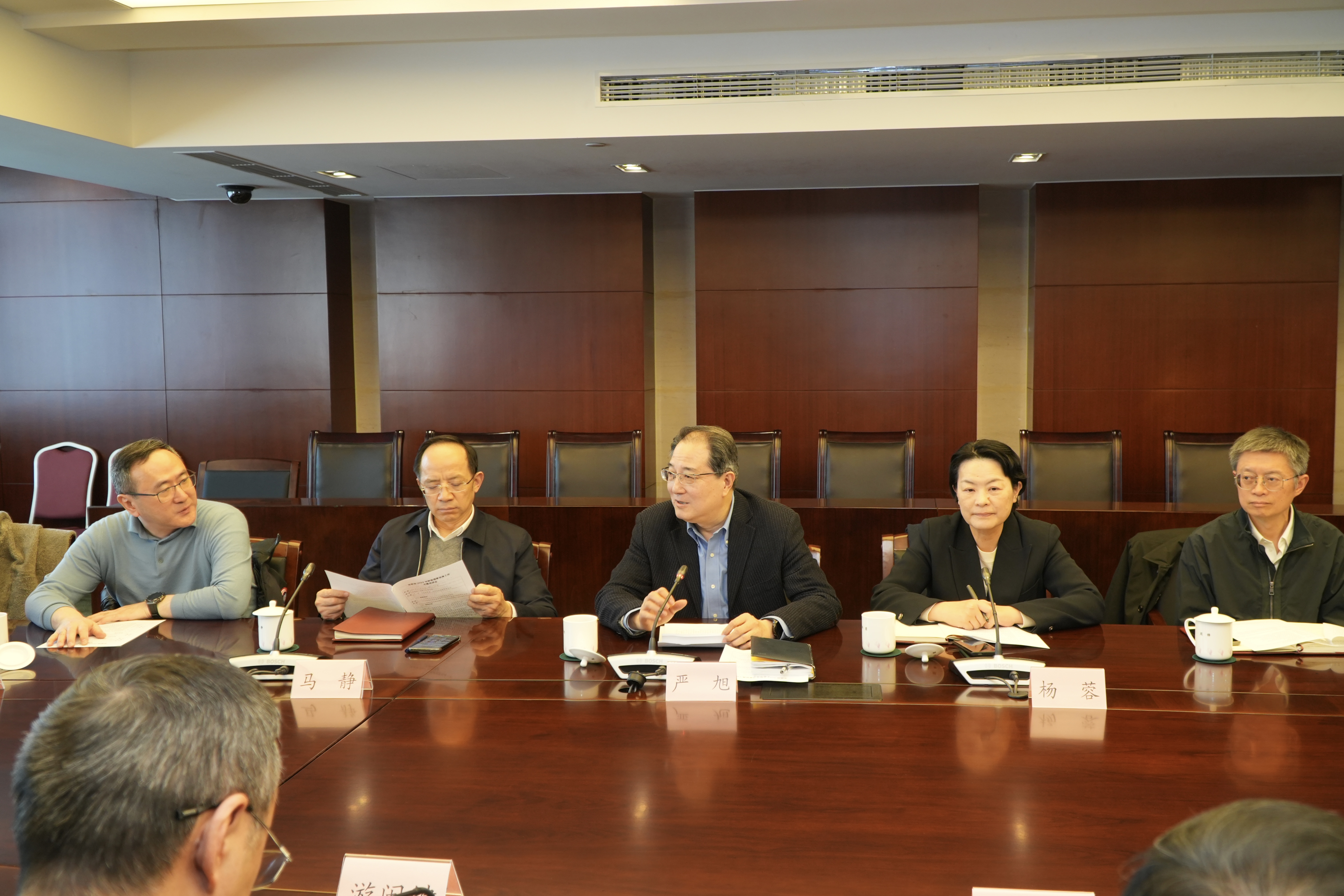 市政协经济金融委主任严旭主持会议