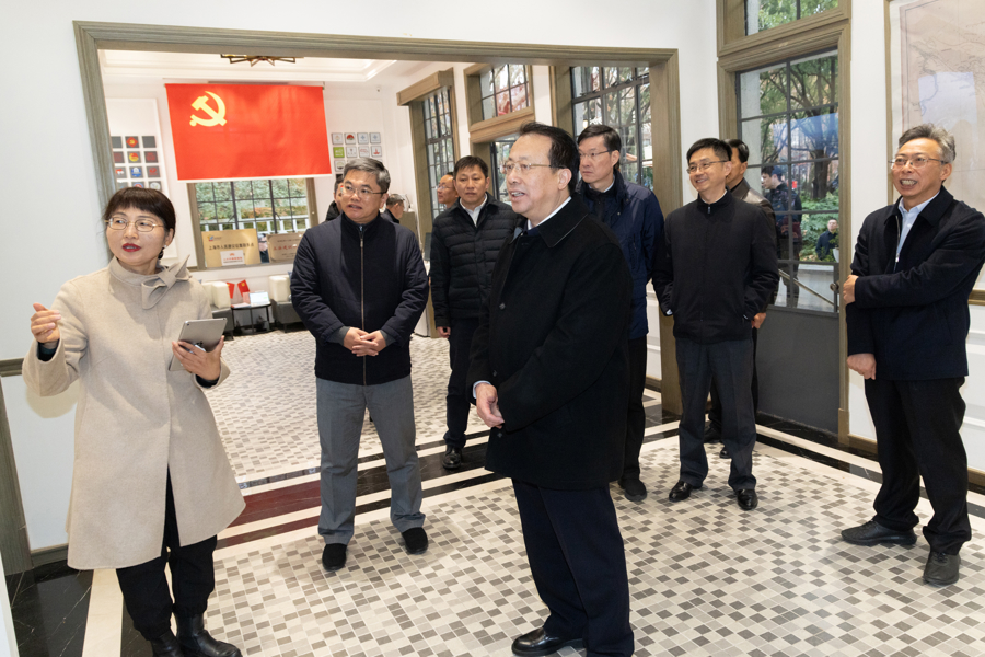 龚正察看复兴岛公园。