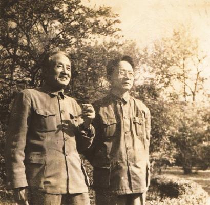 赵超构（左）与张林岚合影留念，摄于1986年10月。 均由作者供图