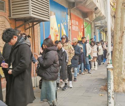 新天地大韩民国临时政府旧址前,购票的韩国游客排起长队。李宝花 摄