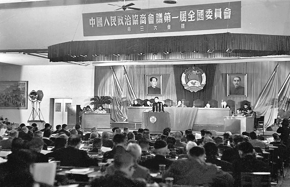 ▲一九五零年十月二十四日,周恩来在中国人民政治协商会议第一届全国委员会第十八次常务委员会会议上作《抗美援朝,保卫和平》的报告。