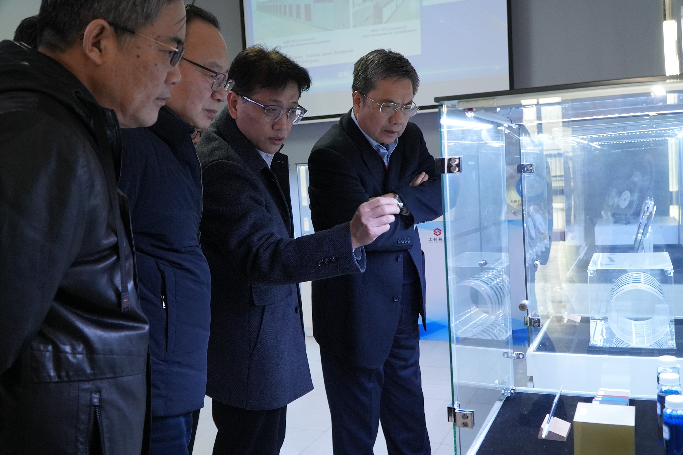 参观上创超导展厅