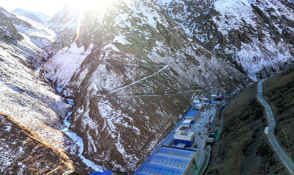 这是在新疆乌鲁木齐县拍摄的建设中的乌尉高速公路天山胜利隧道入口端（12月20日摄，无人机照片）。新华社记者 王菲 摄
