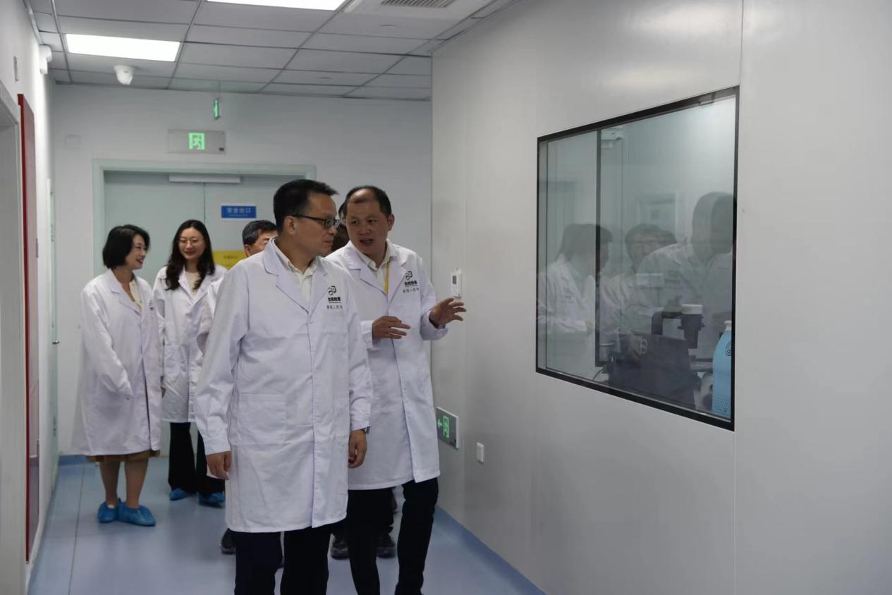 5月30日，市政协港澳台侨委员会赴上海市生物医药科技发展中心开展“沪港生物医药产业创新合作”课题调研，深入了解上海市生物医药产业发展现状、探寻沪港生物医药产业合作路径。