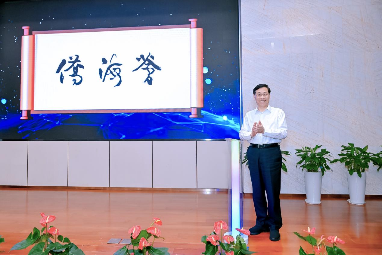 6月25日，由市政协港澳台侨委员会主办的“侨海荟”沙龙在浦东新区举行揭牌仪式暨首期活动。市政协副主席吴信宝出席活动并揭牌。