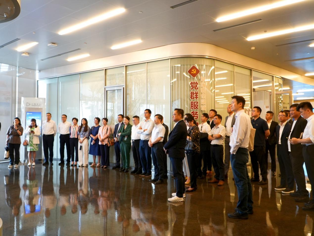 8月20日，上海市政协港澳台侨委员会组织部分港澳委员赴陆家嘴金融城党群服务中心、世界会客厅开展专题视察活动，引导港澳委员将个人发展、企业发展与上海发展紧密结合，坚定发展信心，精准建言献策。