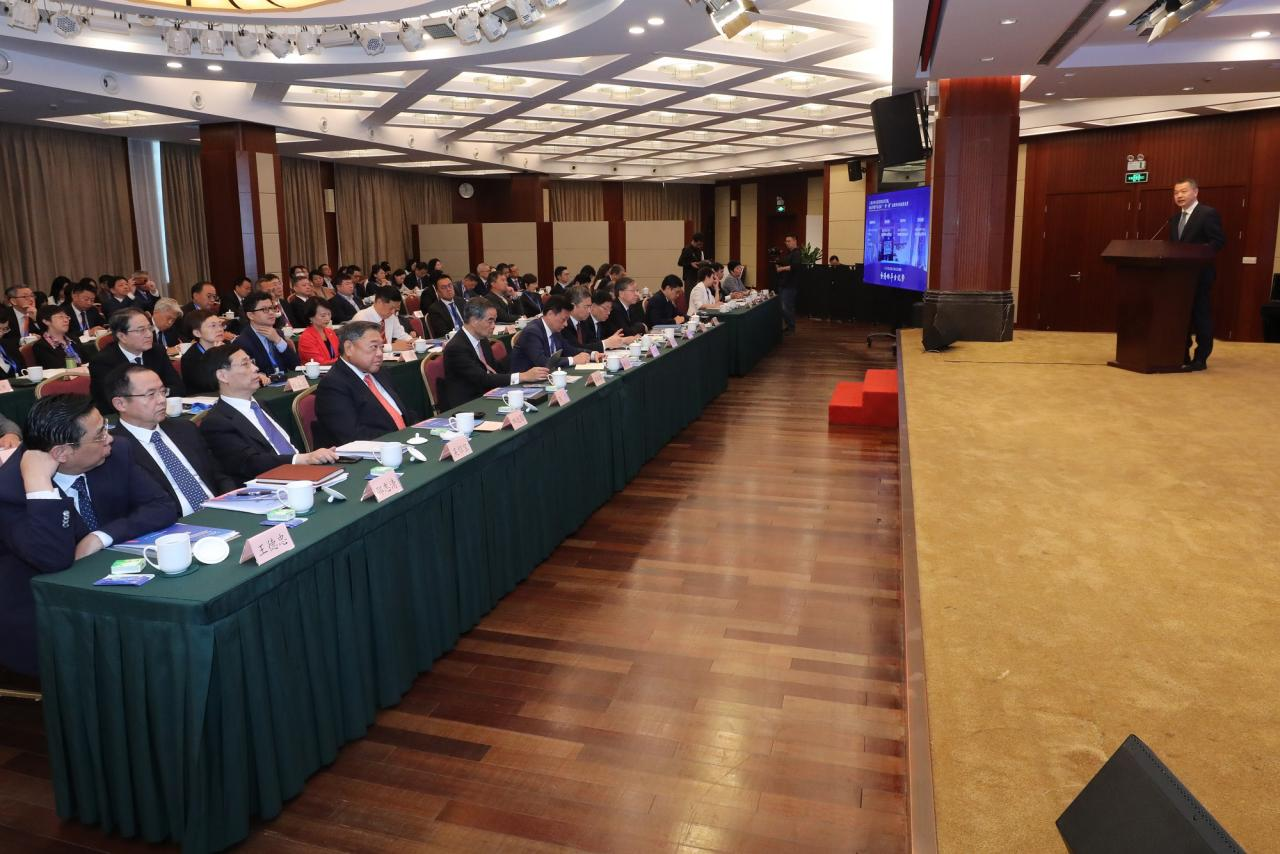 10月14日，由上海市政协港澳台侨委员会、上海社会科学院、香港明天更好基金联合主办的2024年沪港合作与发展研讨会在上海召开。沪港两地专家学者聚焦“沪港合作促进‘引进来、走出去’”深入研讨交流。全国政协副主席梁振英、上海市副市长陈杰出席会议并发表主旨演讲，上海市政协主席胡文容致辞。