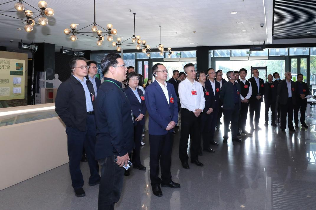 10月21日，市政协港澳台侨委员会组织部分市政协委员赴嘉定区围绕“延续城市文脉，留存历史记忆情况”开展委员年末视察活动。市政协副主席邵志清参加。