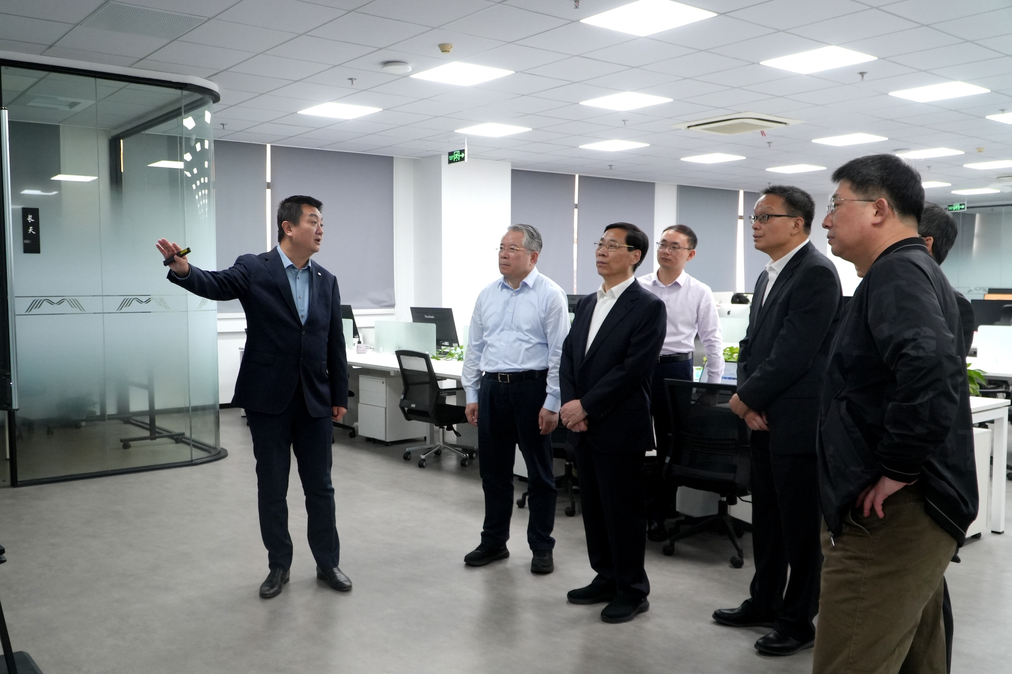 11月11日，市政协副主席吴信宝率港澳台侨委赴闵行区大零号湾开展“沪港生物医药产业创新合作”重点课题调研。