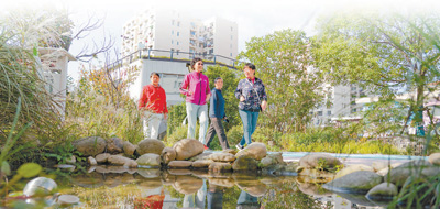 市民在长宁区北新泾街道新泾五村花园散步。<BR/>张珊摄