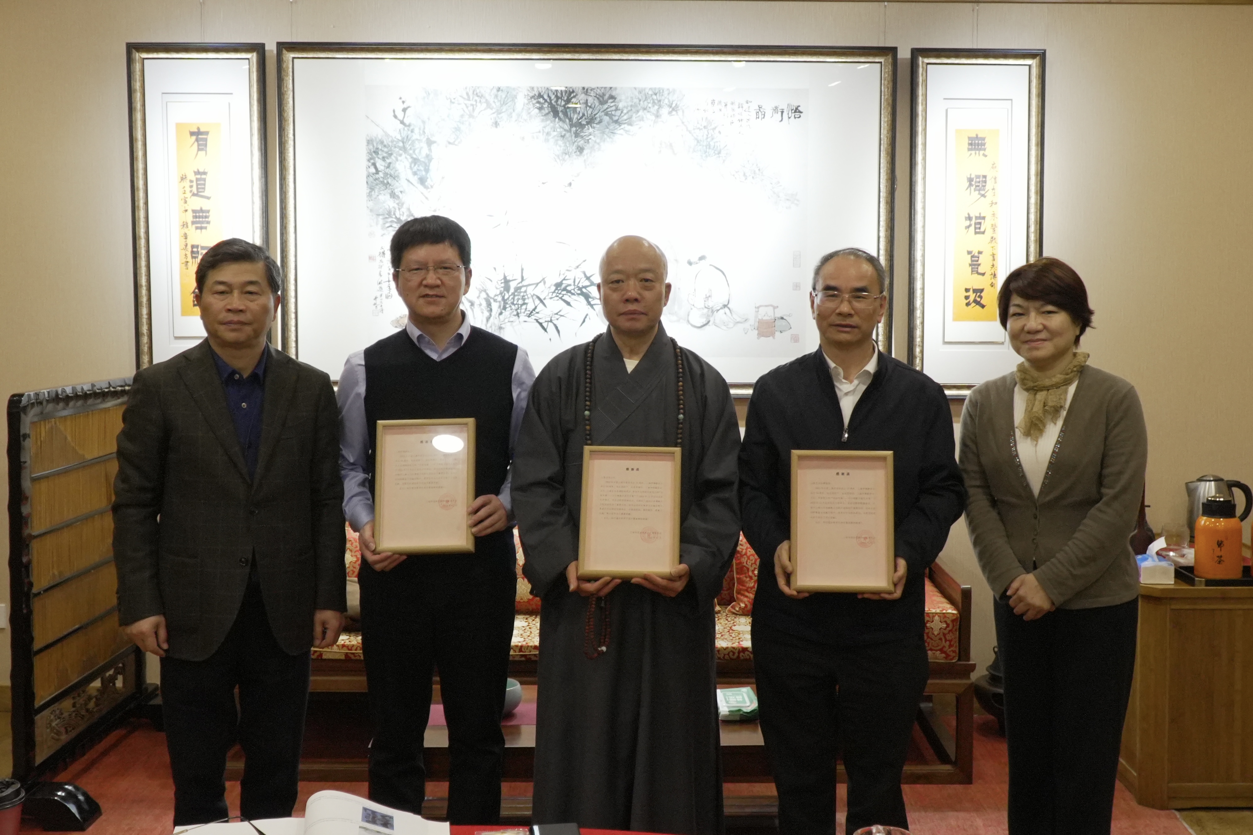 市政协民宗委向艺术展主办方、承办方相关负责人颁发感谢函 刘毅 摄