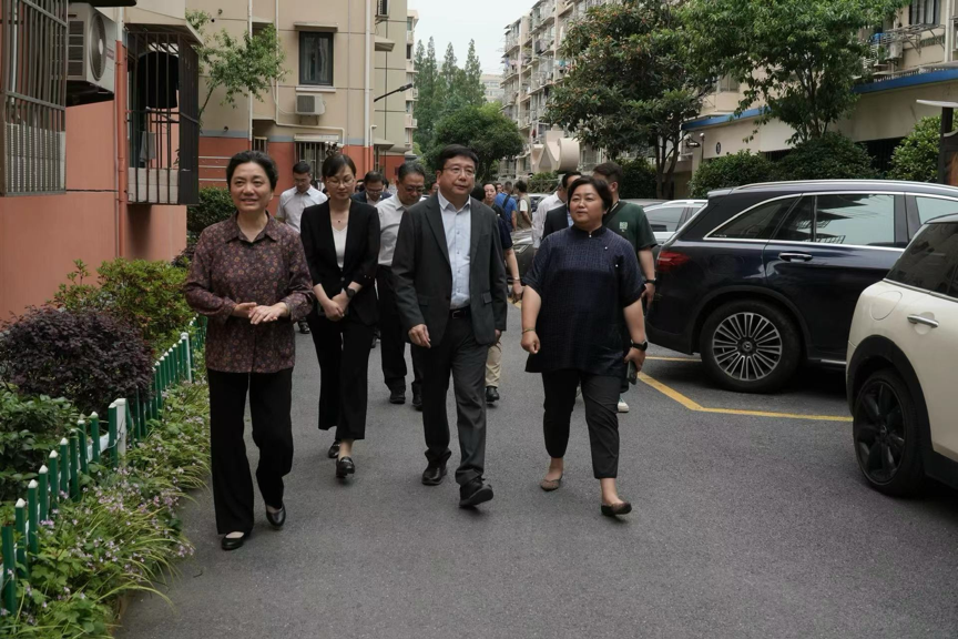 5月30日下午，市政协副主席陈群带队赴徐汇区开展重点课题调研，并召开座谈会听取相关情况介绍。