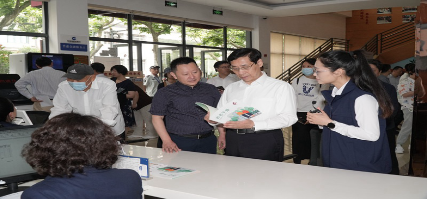 6月4日上午，上海市政协围绕“本市全面推进‘15分钟社区生活圈’建设情况”开展委员平时视察暨重点课题调研，实地走访虹口区和平书院，市民驿站嘉兴路街道第一分站，并召开专题座谈会，听取市相关部门情况介绍。吴信宝副主席出席并讲话。