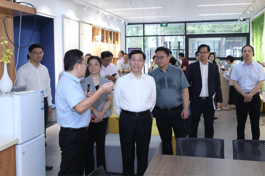 9月6日上午，吴信宝副主席率队开展“持续打造法治化营商环境，为经济高质量发展保驾护航”重点提案督办专题调研，并召开办理推进会。