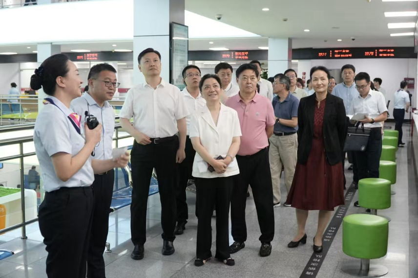 9月10日下午，上海市政协社法委组织部分政协委员赴青浦区开展“推进长三角地区基本公共服务均等化建设情况”专题调研。