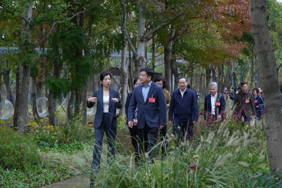 11月14日下午，上海市政协副主席陈群率队赴徐汇西岸自然艺术公园、长宁外环生态绿道开展“上海环城生态公园带建设情况”专题年末委员视察活动，并进行座谈交流。