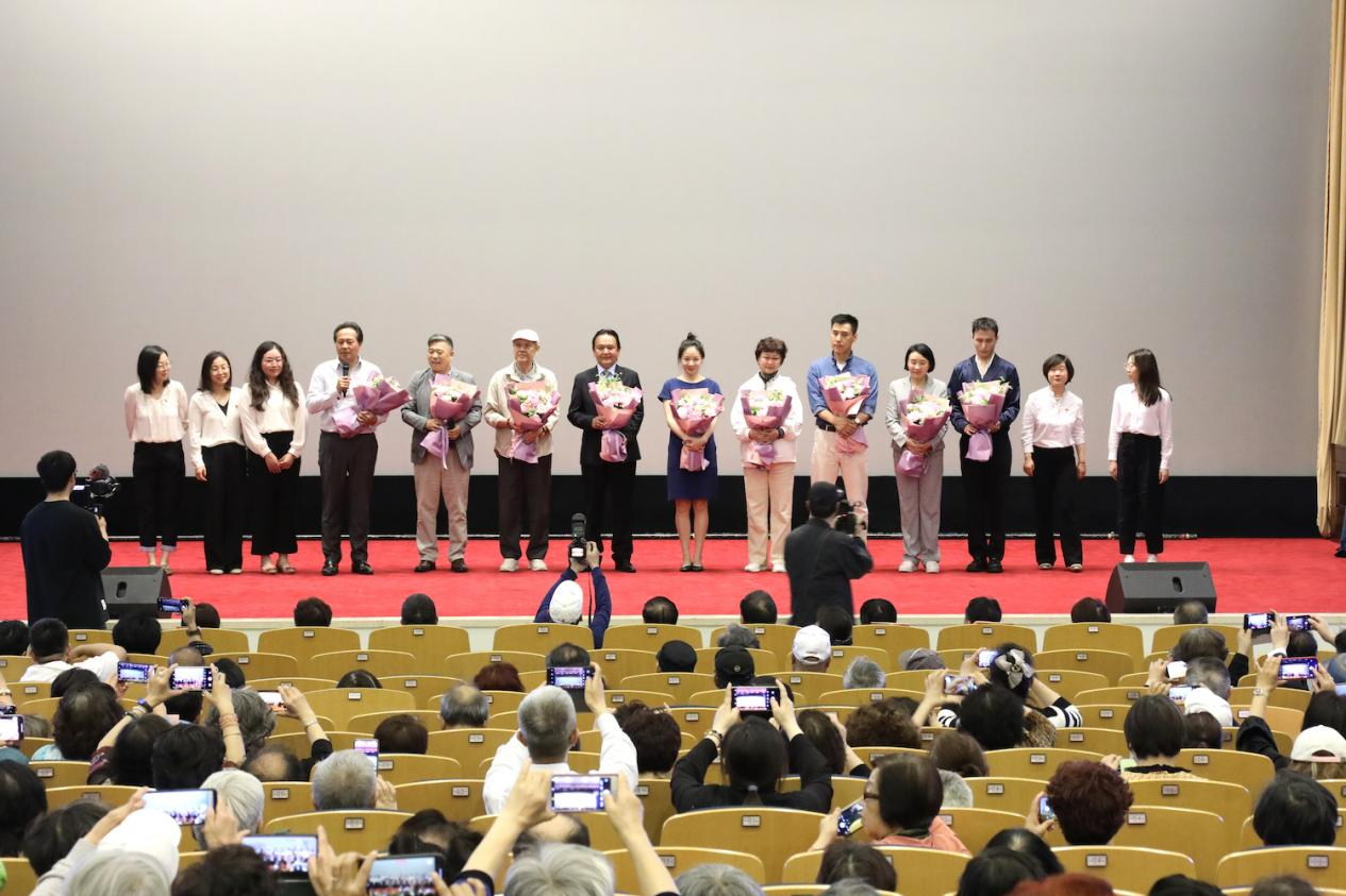 5月15日,由上海市政协民族和宗教委员会和上影演员剧团等单位联合举办的电影《父亲在远方》首映活动在上海政协礼堂举行。